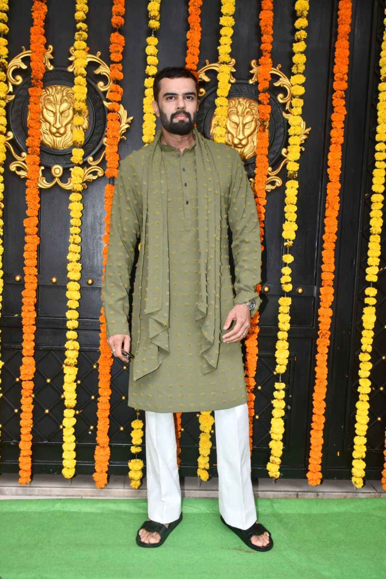 Actor Maniesh Paul, who will collaborate with her on Vvan was seen arriving in a new look at her residence. he looked dashing in an olive green ethnic wear. 
